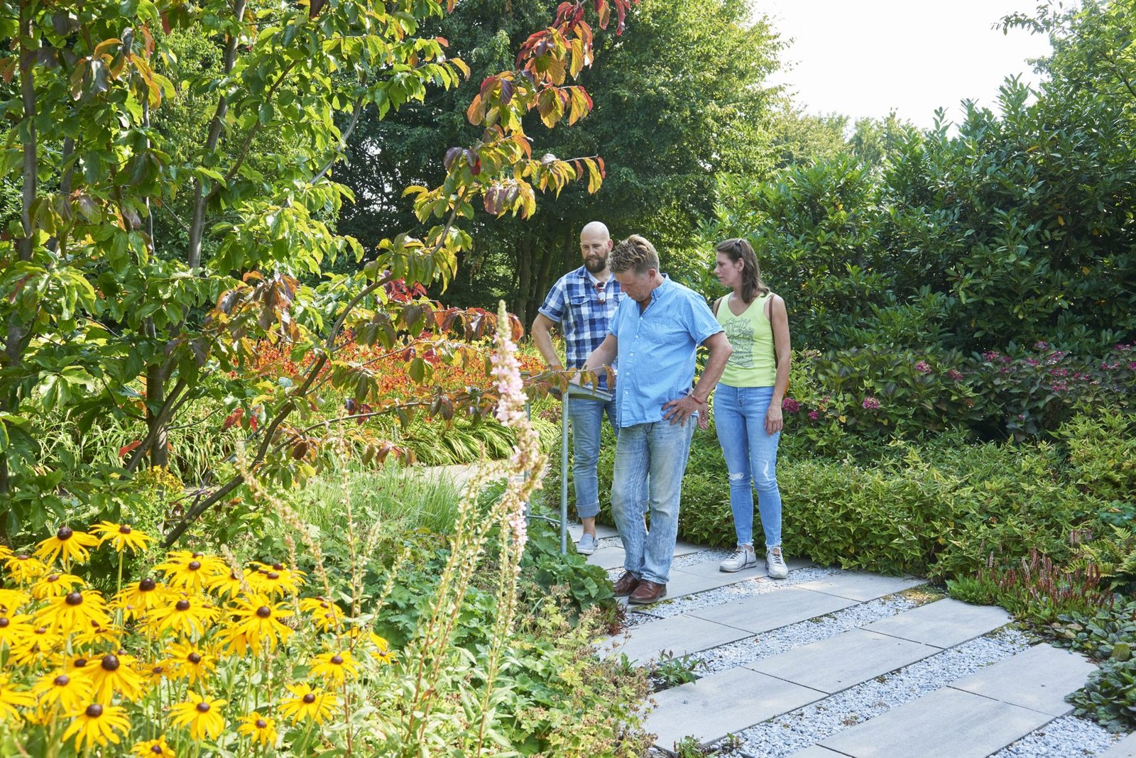 Bloemenpark Appeltern Bezoekers wandelen door een tuin van Bloemenpark Appeltern